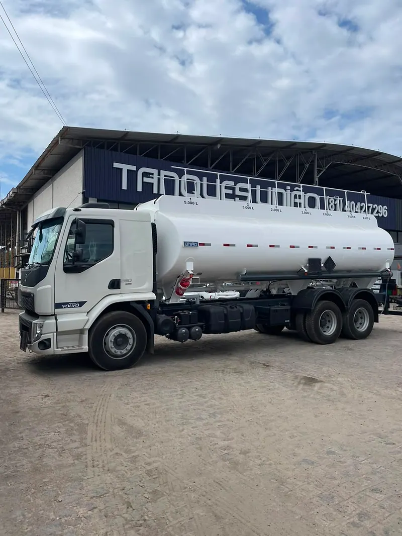 Caminhão-tanque compartimentado em frente à fábrica