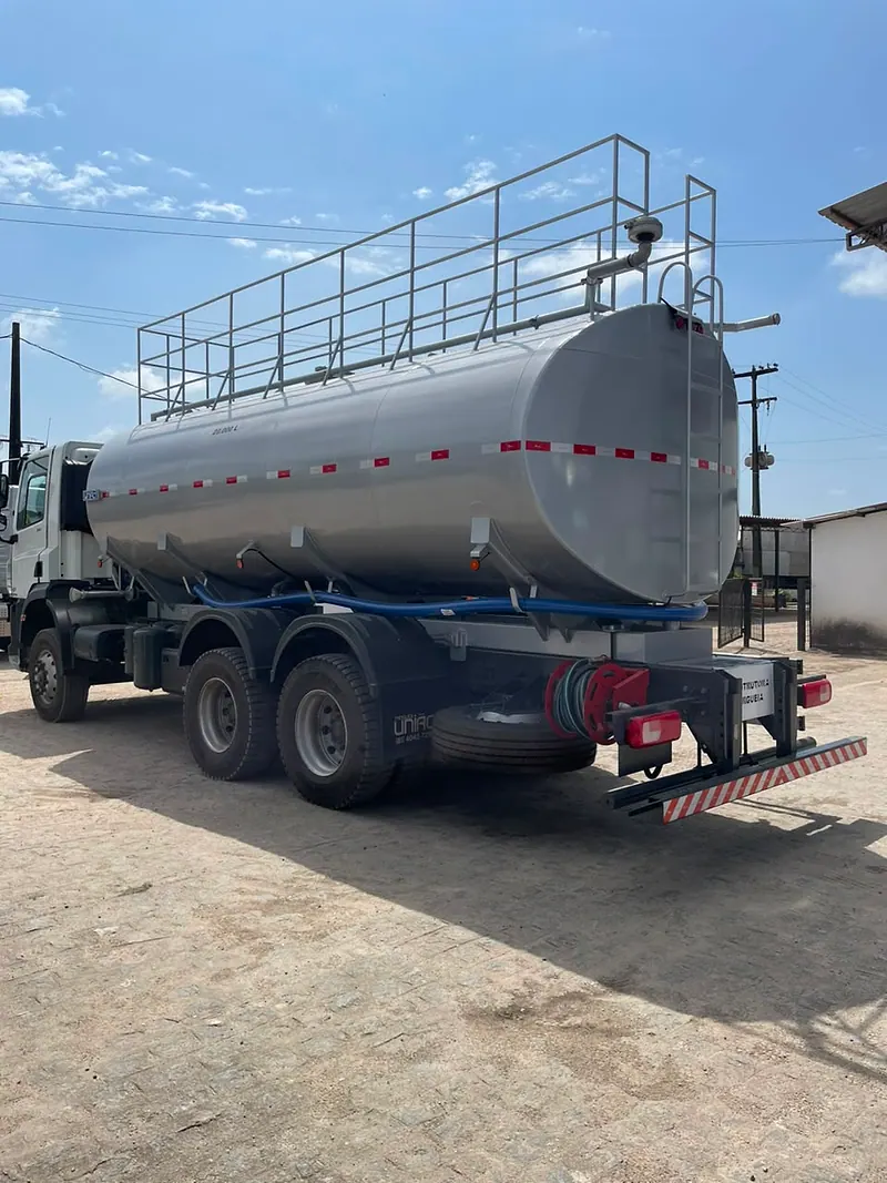Tanque com guarda-corpo superior e carretel traseiro