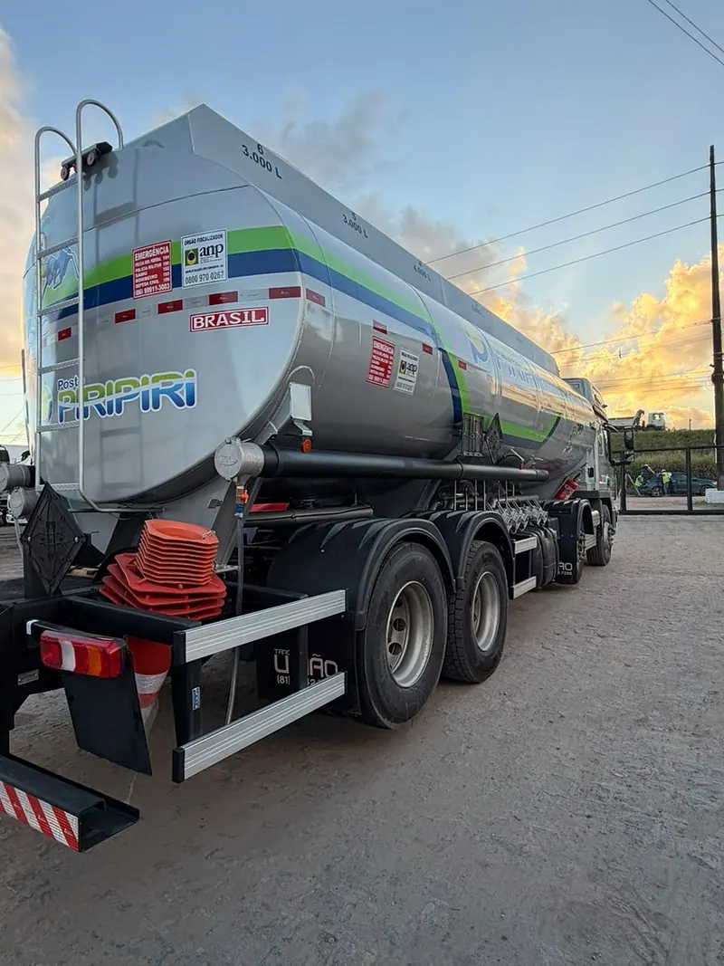 Tanque do Posto Piripiri ao entardecer