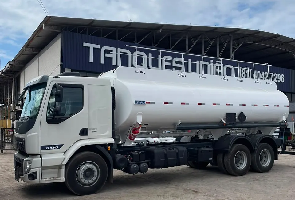 Caminhão-tanque fabricado pela Tanques União em frente à fábrica